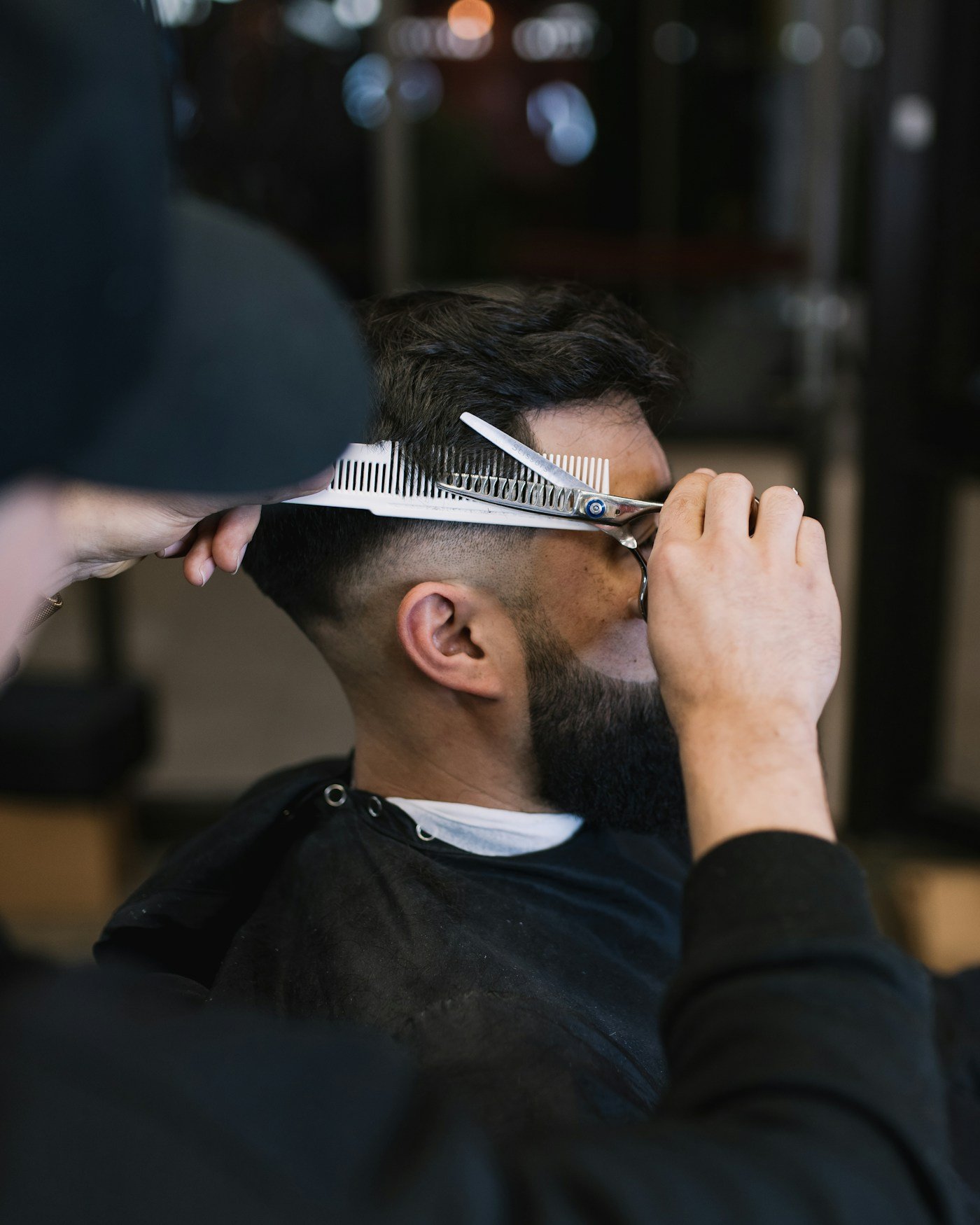 Barbier aan het werk in de salon